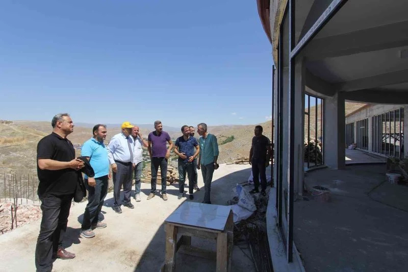 Başkan Pekmezci, Bamsı Beyrek Seyir Terasında incelemelerde bulundu
