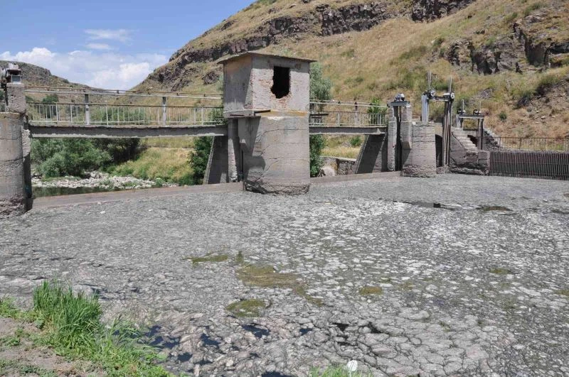 Kars Çayı’na bırakılan atıklar barajda toplandı
