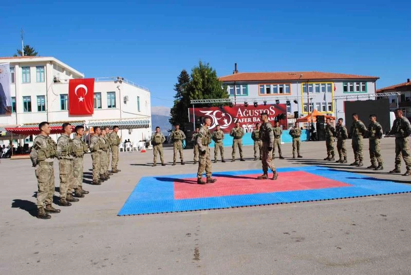 Komandolardan coşkulu 30 Ağustos kutlaması
