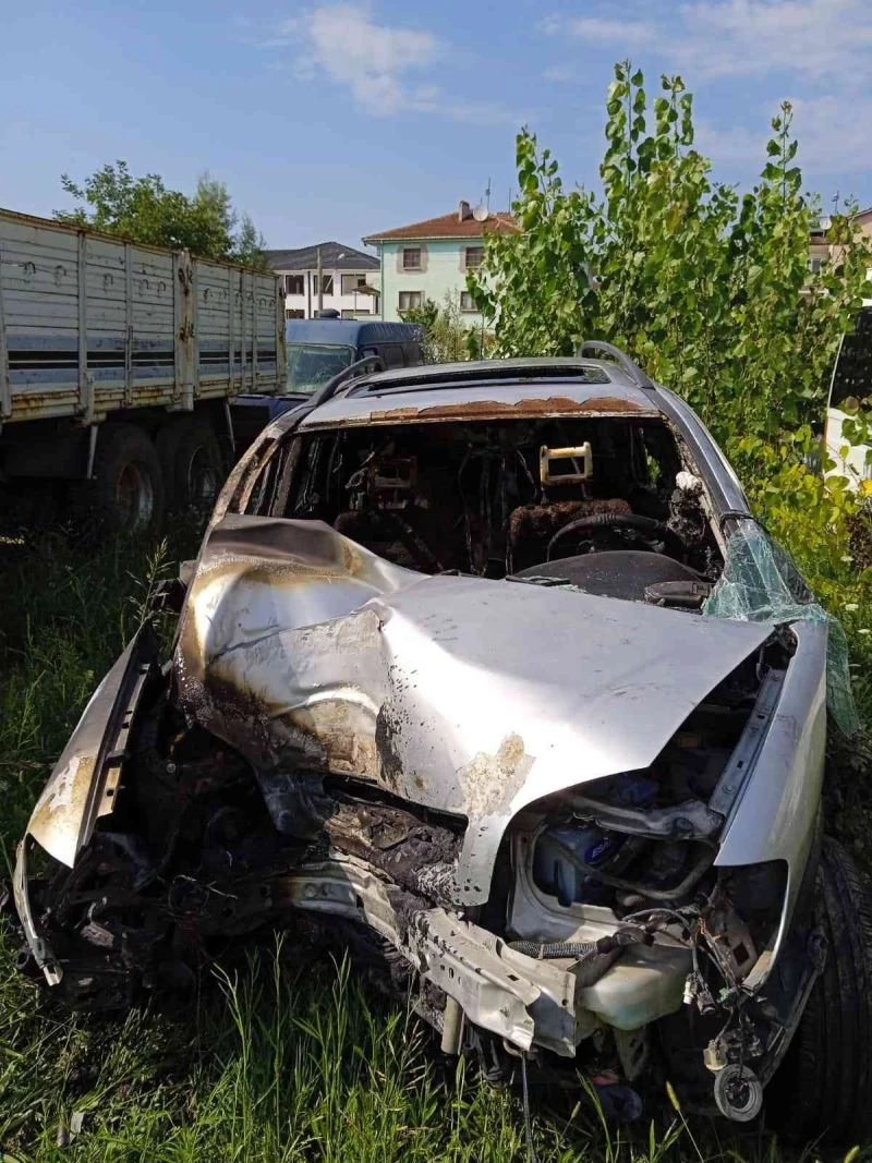 Kontrolden çıkan otomobil ağaca çarpınca alev aldı: 1 yaralı
