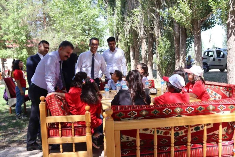 Ağrı’da minik eller, yetişkin gençler ve engelsiz yürekler zafer pikniğinde buluştu
