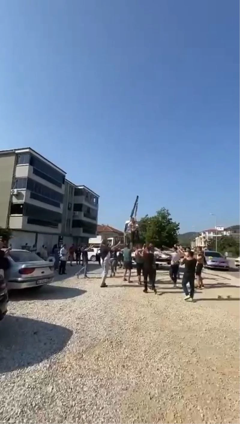 Bursa’da ilginç gelenek..Damadı vinçte sallandırdılar
