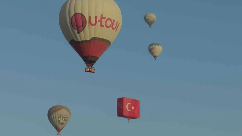 Dünyanın en büyük bayrak figürlü balonu 30 Ağustos için havalandı
