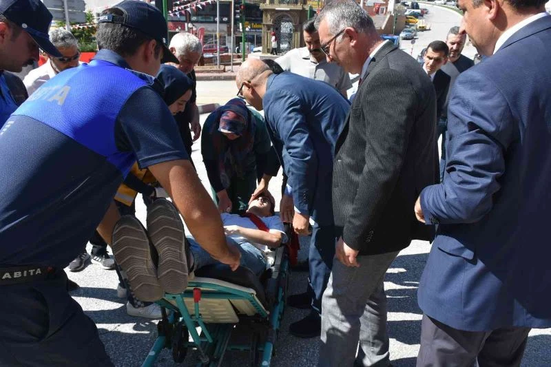 Sıcağa dayanamayan öğrenci, tören alanında bayıldı
