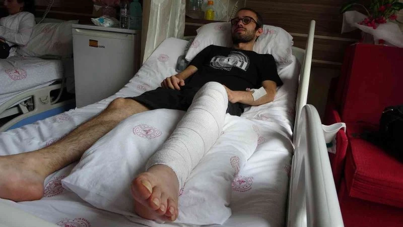 Sokak köpeklerinden kaçarken motosikletiyle şarampole yuvarlanan genç vidalarla ayağa kalkacak
