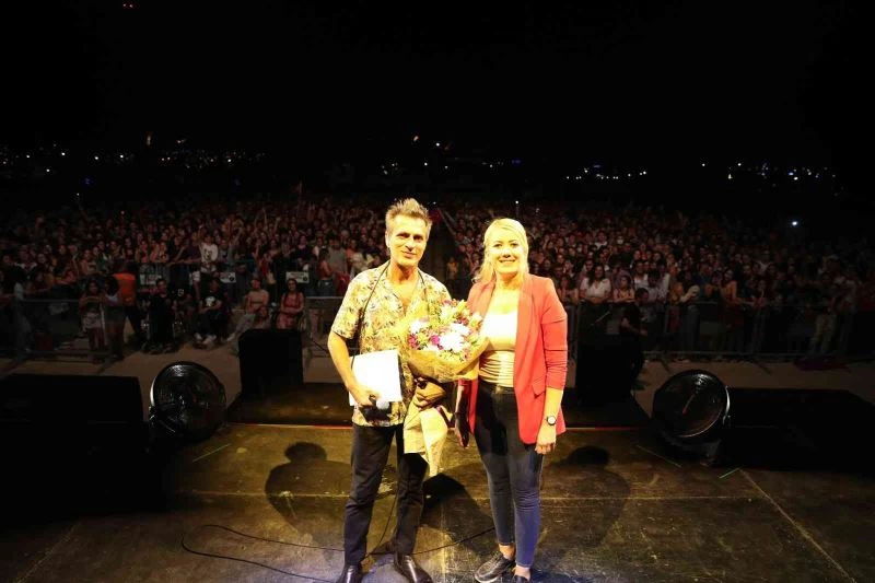 Merkezefendi zafer coşkusunu Teoman ile yaşadı
