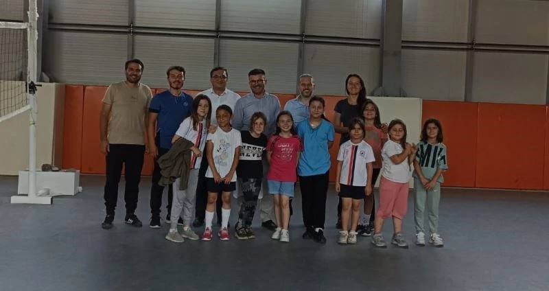 Çocuklarla voleybol oynadılar
