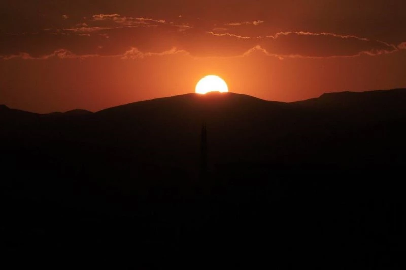 Bayburt’ta kartpostallık gün batımı fotoğraf tutkunlarının ilgi odağı oldu
