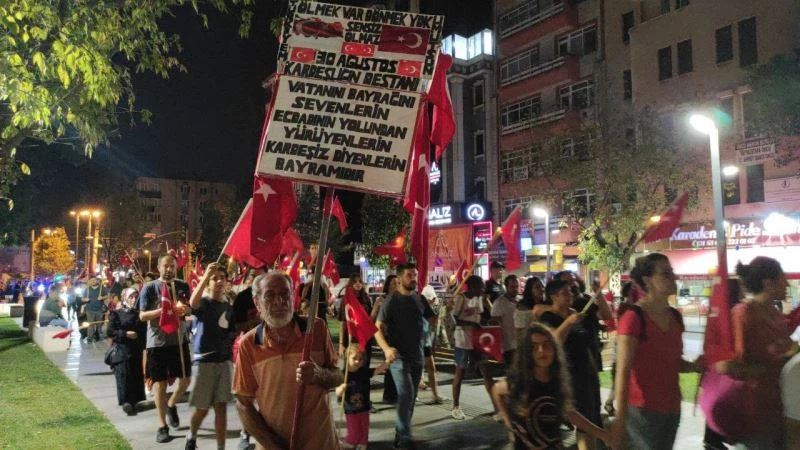 Binlerce kişi fener alayında buluştu
