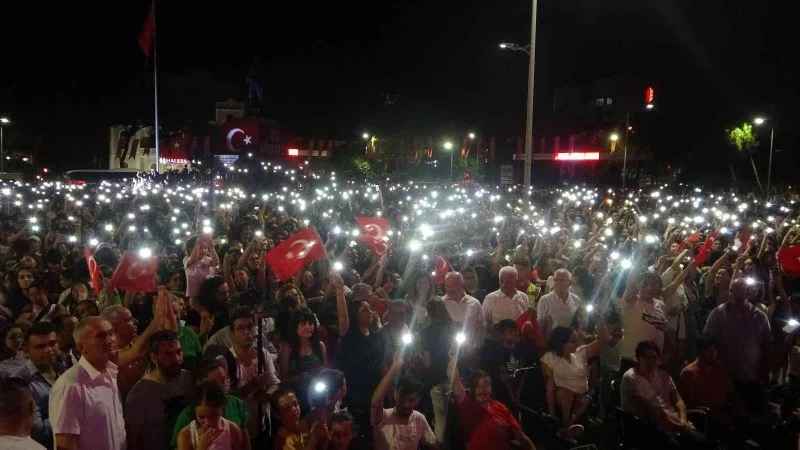 Menteşeli vatandaşlar Pinhani konseri ile eğlendiler
