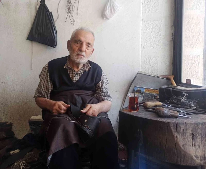 84 yaşında ekmeğinin peşinde
