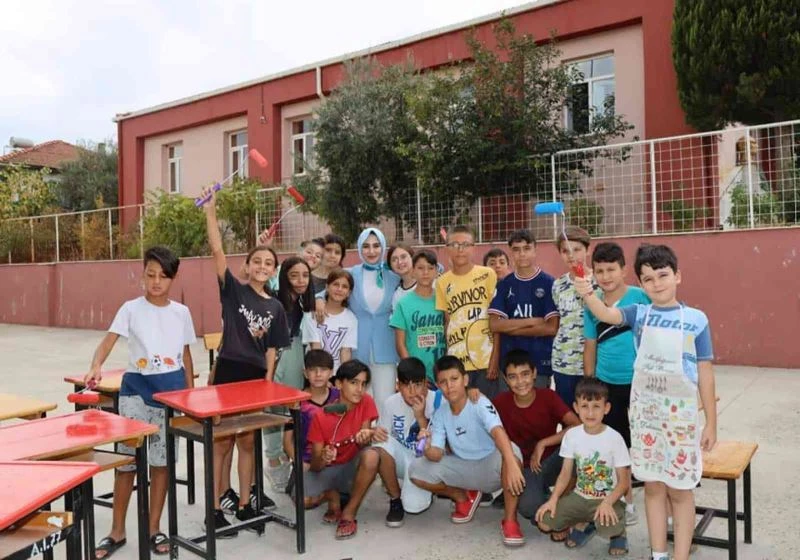 Kaymakam, öğrenciler ile birlikte sıraları boyadı
