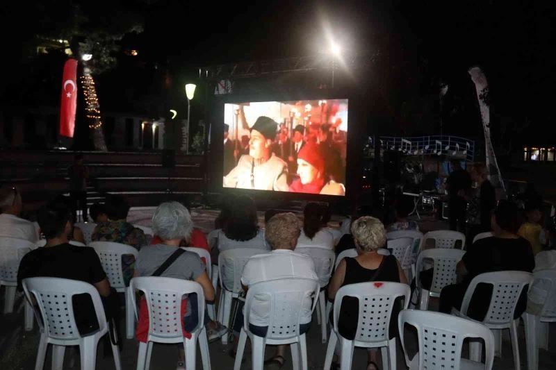 ‘Cumhuriyet’ filmini Cumhuriyet Parkı’nda hep birlikte izlediler
