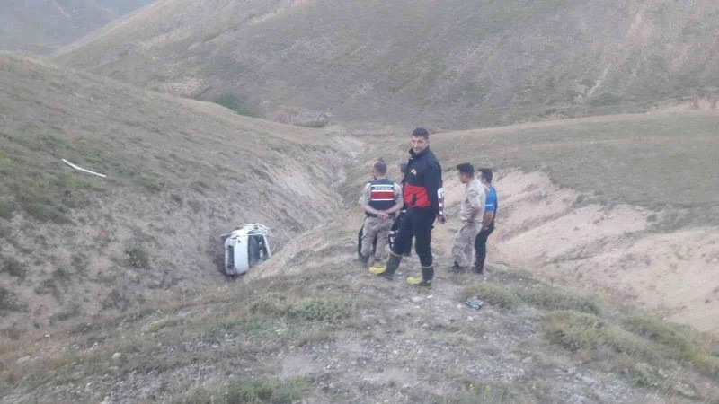 Pikap uçurumdan yuvarlandı: 1 ölü
