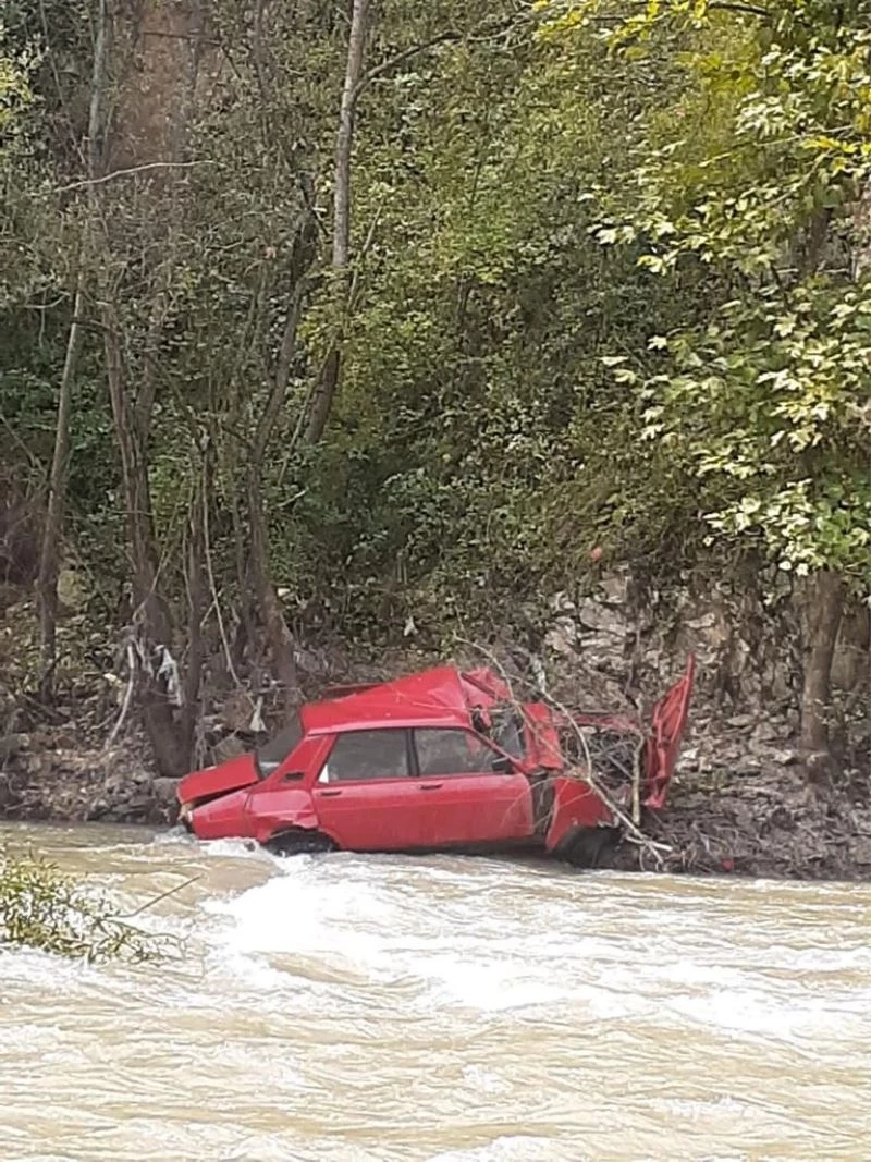 Otomobil, Melen çayına uçtu: 1 yaralı
