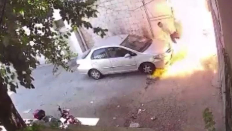 Motosikleti kundaklarken az kalsın kendini yakıyordu
