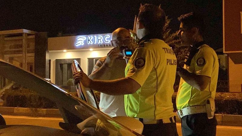 Polisin alkollü sürücü ile imtihanı
