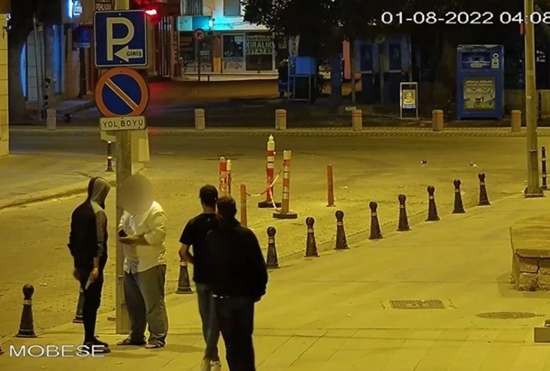 Bisikletlinin parasını gasp eden şüpheliler güvenlik kamerasında
