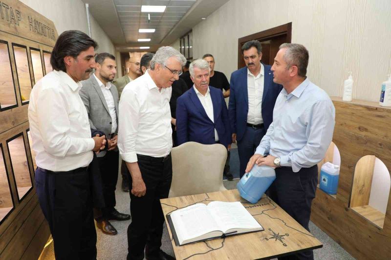 Sakarya Büyükşehir Belediye Başkanı Yüce, Ağrı Milli Eğitim Müdürü Kökrek’i ziyaret etti
