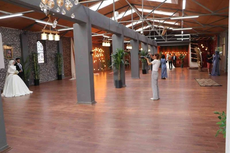 Fotoğraf fabrikası yeni evlenen çitlerin çekim mekanı oldu
