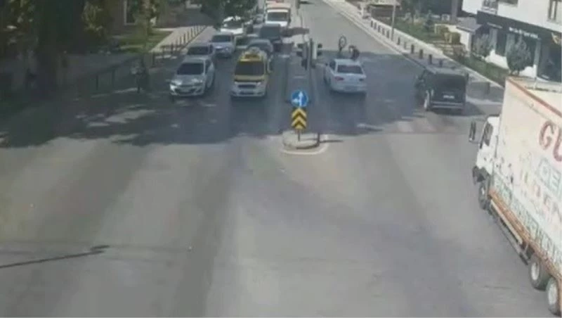 Kırmızı ışıkta durmayan bisikletliye otomobilin çarpması kamerada
