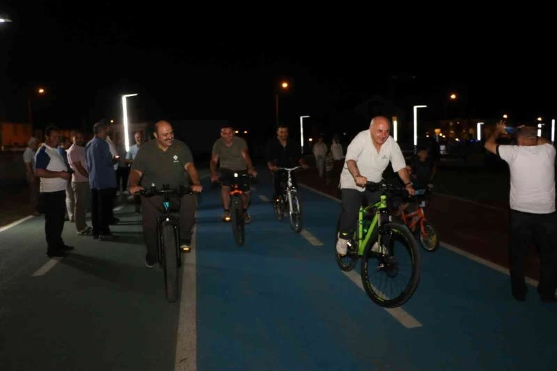 Aziziye Belediye Başkanı çocuklarla bisiklet bindi, ücretsiz dondurma dağıttı
