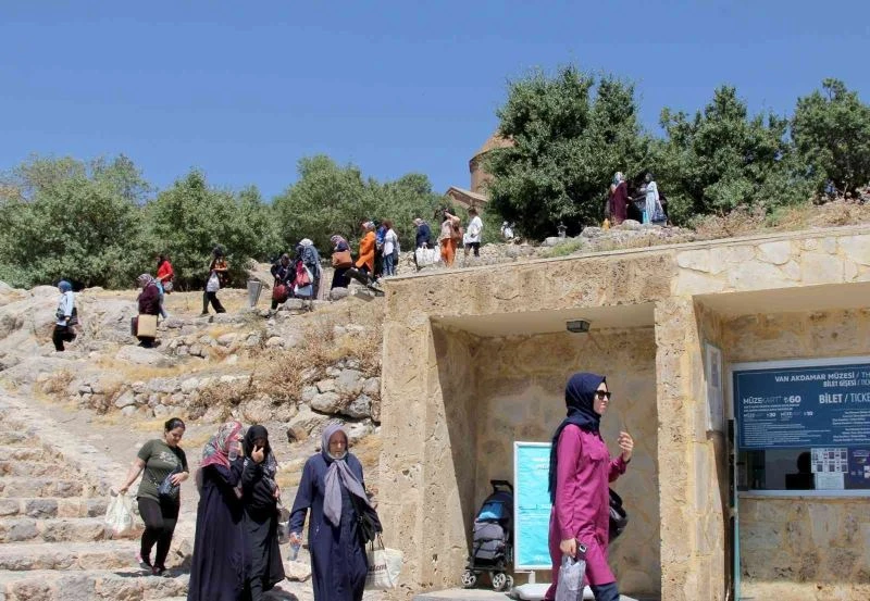 Vanlı kadınlar Akdamar Adası’nı gezdi
