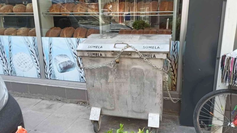 Daha önce koltuğu sokağa bağlayan esnaf şimdi de çöp konteynerini zincire vurdu
