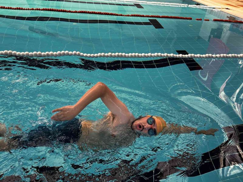 Türkiye birincilikleri bulunan cam kemik hastası yüzücünün hedefi dünya şampiyonluğu
