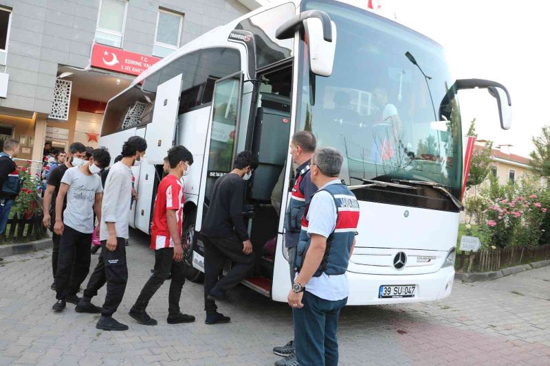 Edirne’de 227 Afgan göçmen sınır dışı edilmek üzere İstanbul’a gönderildi
