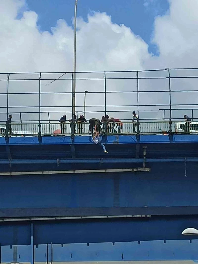 İntihar girişiminde bulunan şahsı polis düşeceği esnada ellerinden yakaladı
