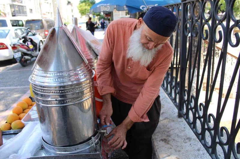 Aydın’ın Mustafa amcası 17 yıldır Aydınlıları serinletiyor
