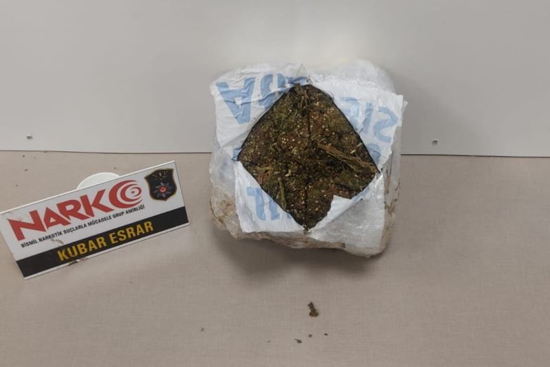 Diyarbakır’da polis arazide toprağı gömülü uyuşturucu madde buldu
