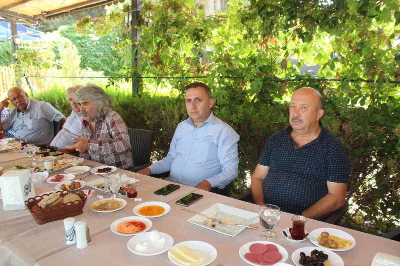 Manisalı üzümcüler, üzümün geleceği için toplandı
