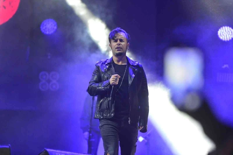 Uzi ile Emre Aydın Uludağ Yaz Festivali’nde hayranlarıyla buluştu
