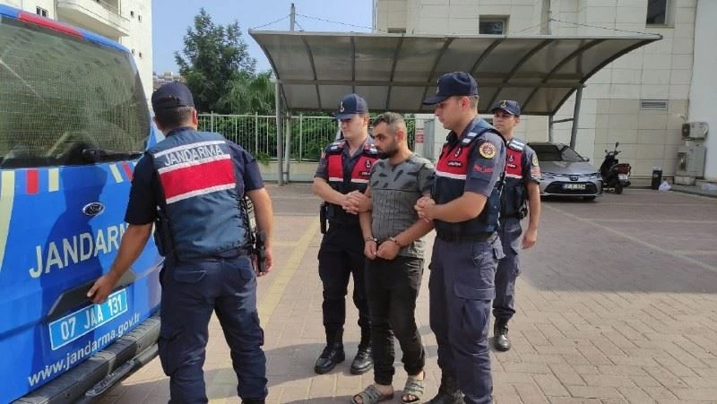 Kötü işçilik nedeniyle tartıştığı arkadaşını sopa ve bıçakla öldürdü
