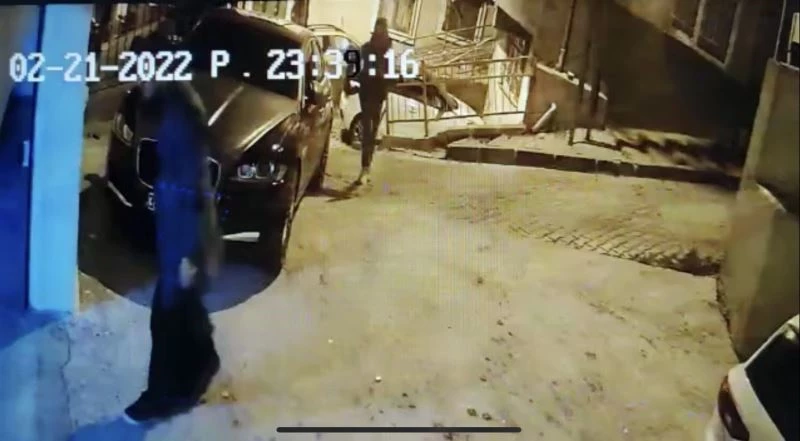 Kağıthane’de kapkaç anı kameraya yansıdı: Avukatın evrak çantasını çaldılar
