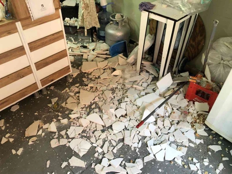 İş yerinde tavandan dökülen alçı sıva garsonu başından yaraladı
