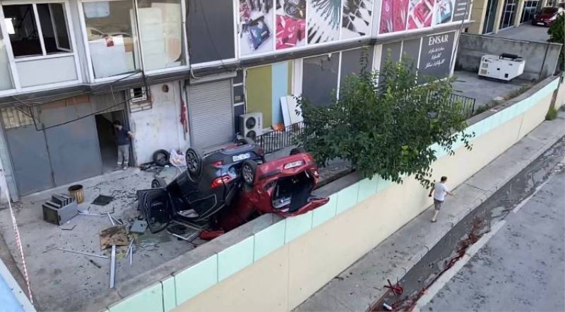 Ataşehir’de yanlışlıkla gaza basan sürücü araçla 2’nci kattan düştü
