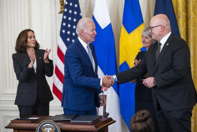 ABD Başkanı Biden, Finlandiya ve İsveç’in NATO’ya katılımına onay veren belgeleri imzaladı
