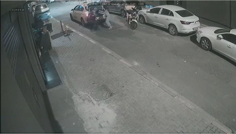 İstanbul’da taksici ile kuryenin yumruklu kavgası kamerada: Kadının valizini yere atıp gitti
