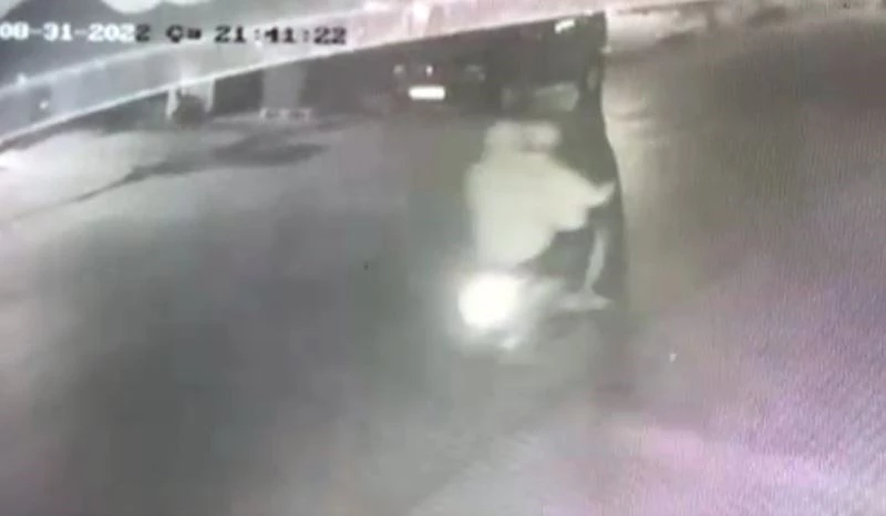 Husumetlisinin evine ateş açarken yanındaki arkadaşını vurdu
