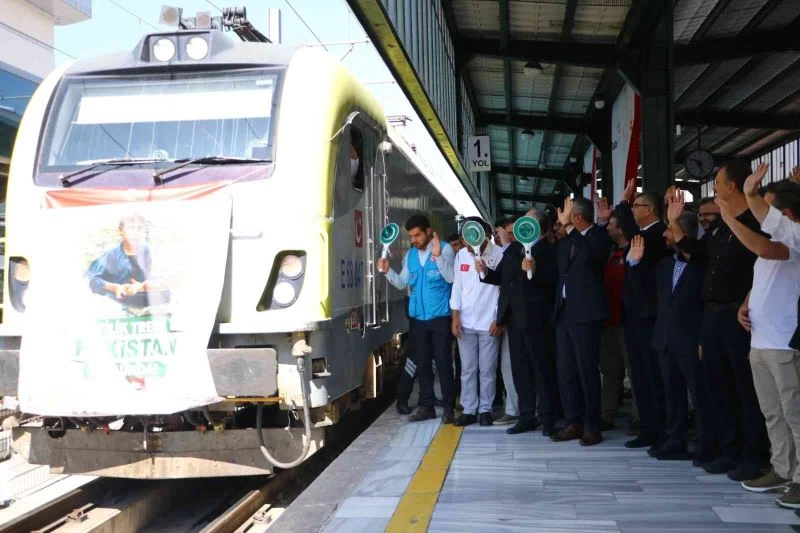 Pakistan’a 500 ton yaşam malzemesi götüren 2. İyilik Treni yola çıktı
