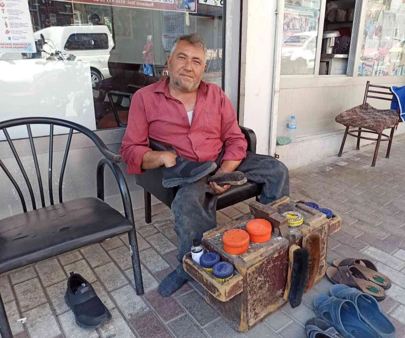Dilenmiyor 14 yıldır ayakkabı boyuyor
