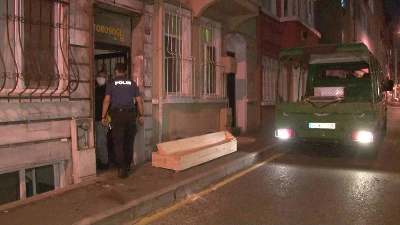 Abisini öldürüp arkadaşına haber verdi
