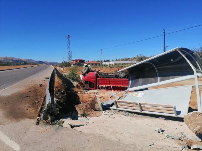Tokat’ta durağa çarpan kamyonet devrildi: 4 yaralı
