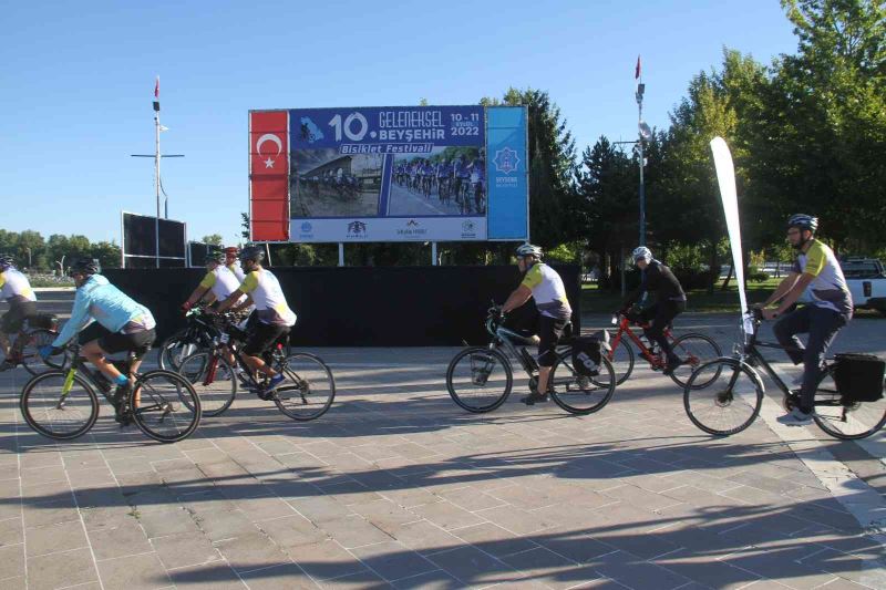 Bisikletseverler, Beyşehir Gölü etrafında bisiklet turunda
