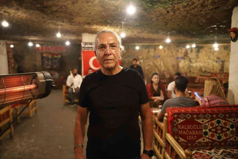 Bunaltıcı sıcaklarda bu mağarada battaniye ve sobayla ısınıyorlar
