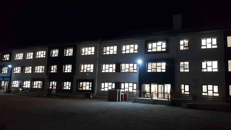 Müteahhitle yaşanan sorun çözüldü, okul pazartesi açılacak
