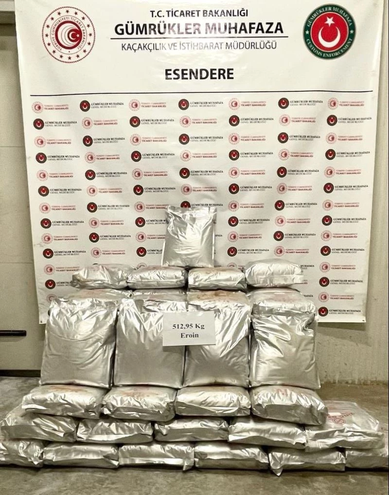Gümrük Muhafaza ekiplerince Hakkari’deki Esendere Gümrük Kapısı’ndan ülkeye giriş yapmaya çalışan bir araçta 513 kilogram eroin ele geçirildi.
